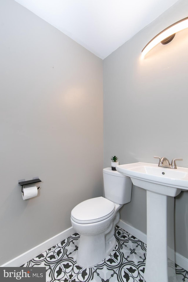 bathroom featuring toilet and sink