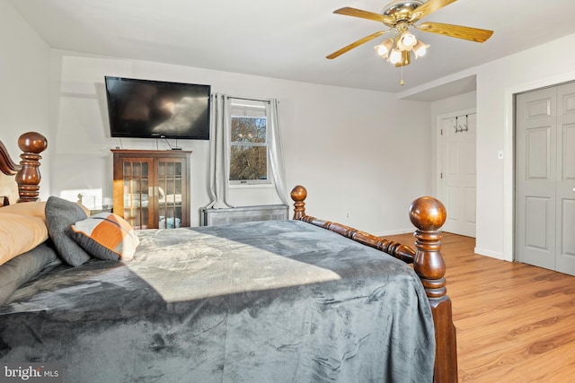 bedroom featuring ceiling fan, hardwood / wood-style floors, and a closet