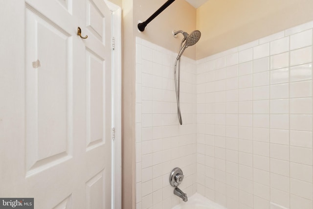 bathroom with tiled shower / bath combo