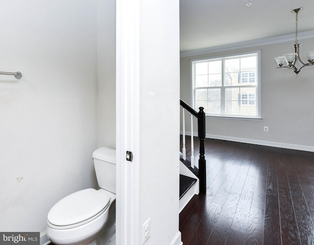 bathroom featuring hardwood / wood-style flooring, crown molding, a chandelier, and toilet