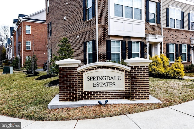 community sign featuring a lawn