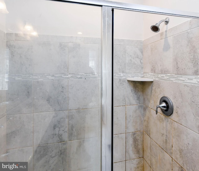 bathroom featuring tiled shower