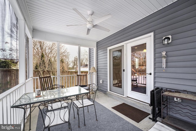 sunroom / solarium featuring a ceiling fan