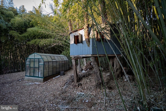 view of yard featuring an outbuilding