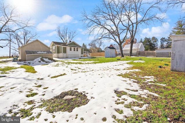 view of yard featuring a storage shed