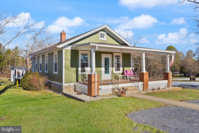 view of front of property featuring a front lawn and covered porch