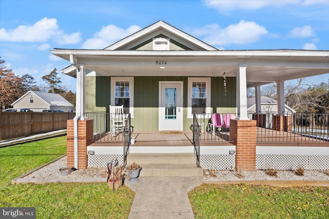 view of front facade featuring a porch and a front yard