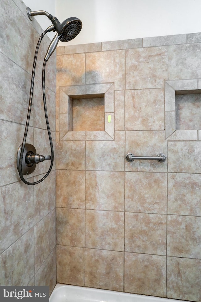 bathroom featuring tiled shower