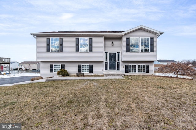 split foyer home featuring a front lawn