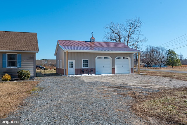 garage featuring gravel driveway