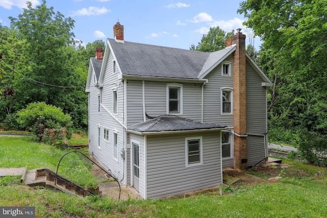 back of house featuring a yard