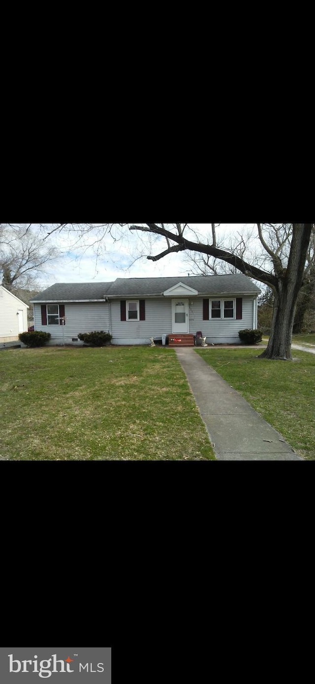 ranch-style house with a front lawn