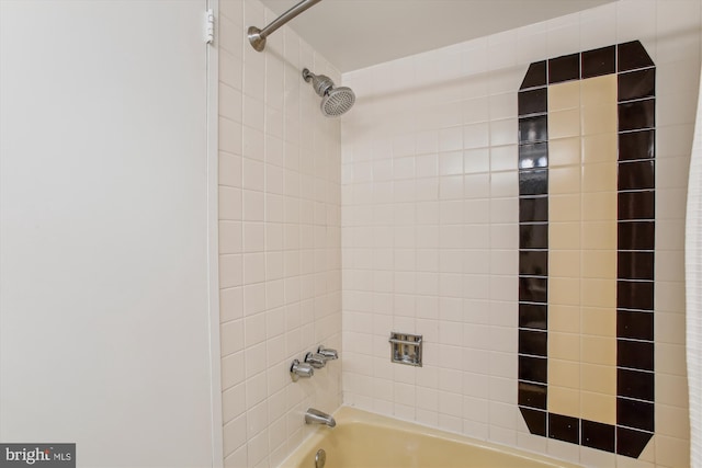 bathroom with tiled shower / bath