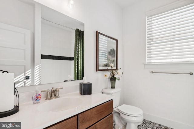 bathroom featuring a shower with curtain, vanity, and toilet