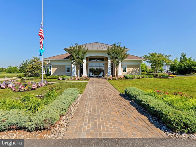 view of front of property featuring a front yard