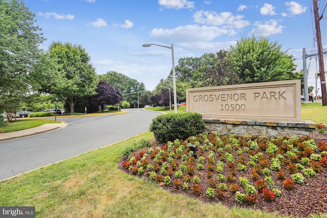 community sign featuring a yard