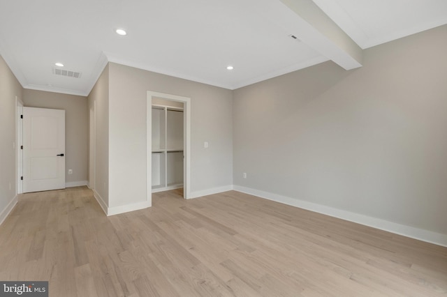 interior space featuring light wood-type flooring, baseboards, visible vents, and recessed lighting