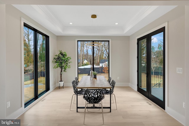 dining space with a tray ceiling, light wood-style flooring, baseboards, and recessed lighting