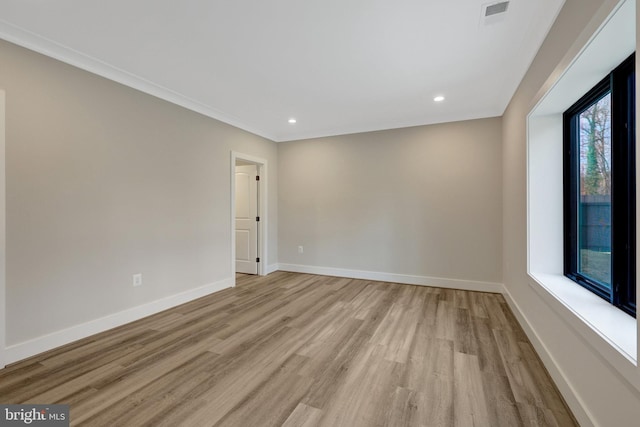 unfurnished room featuring light wood-style flooring, recessed lighting, visible vents, and baseboards