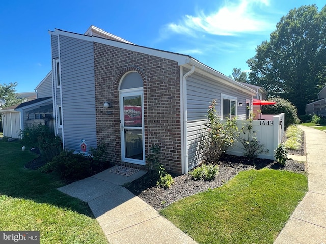 view of front of property with a front yard