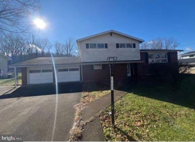 view of front of home featuring a garage and a front yard