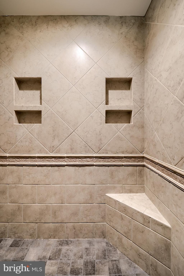 bathroom featuring a tile shower