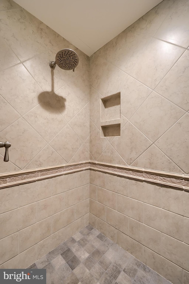 full bath with tiled shower