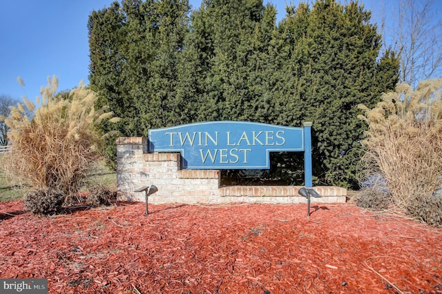 view of community / neighborhood sign