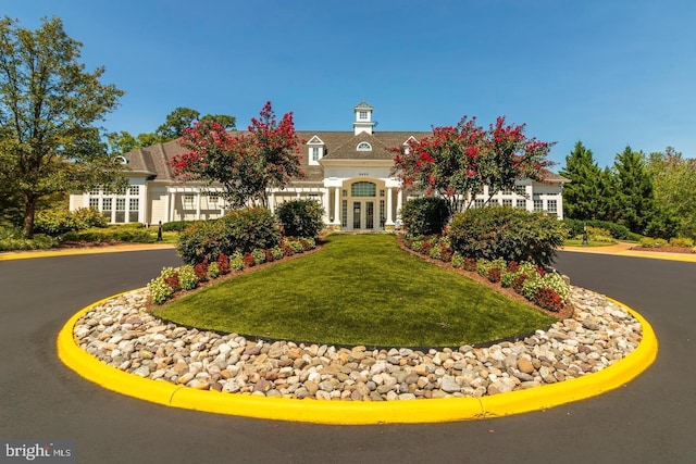 view of front of home featuring a front yard