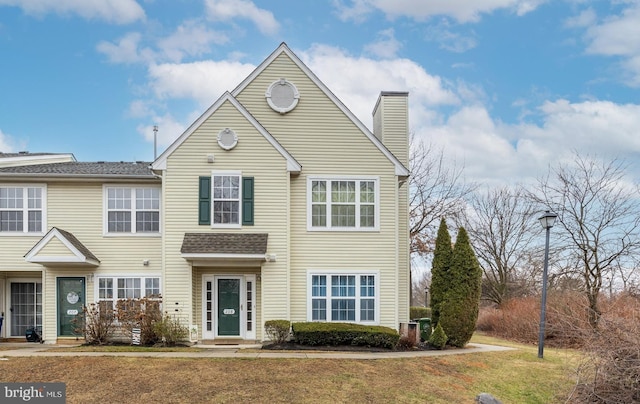 view of front of house featuring a front yard