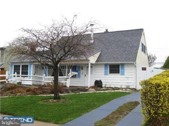 view of front facade featuring a front lawn