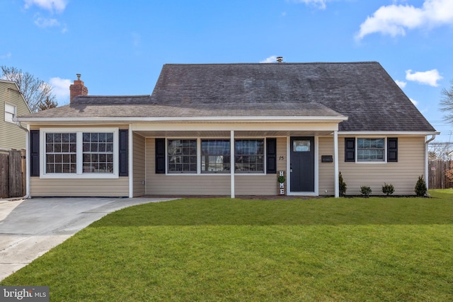 view of front of home featuring a front yard