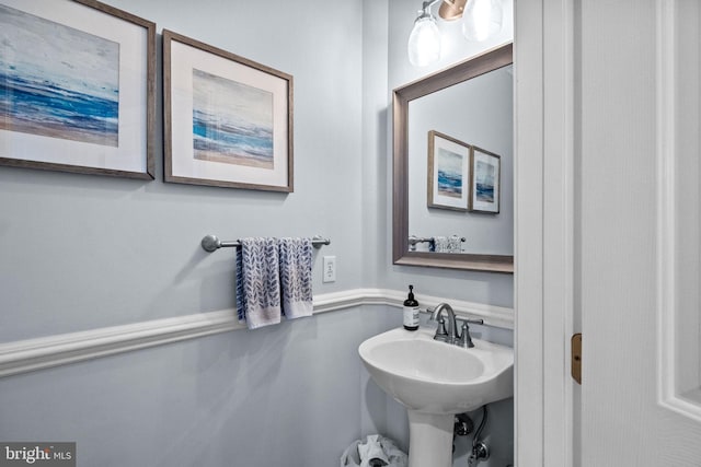 bathroom featuring sink