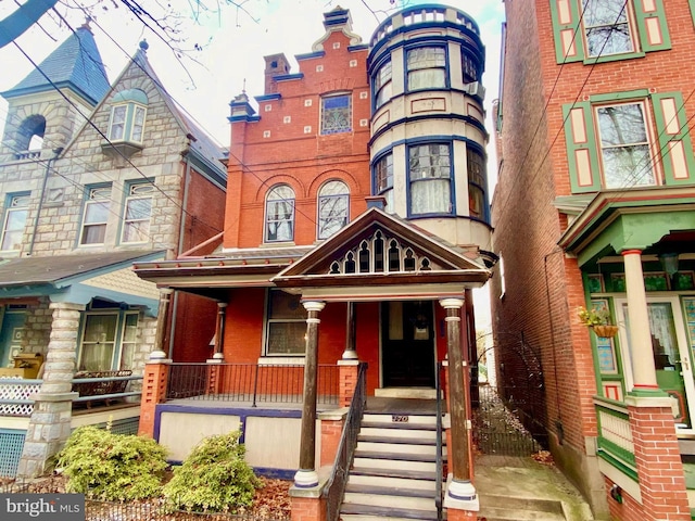 view of front of property featuring covered porch