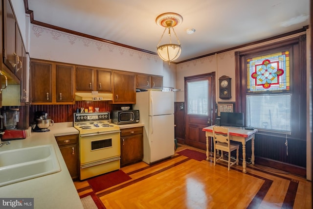 kitchen featuring sink, crown molding, hanging light fixtures, electric range oven, and white refrigerator