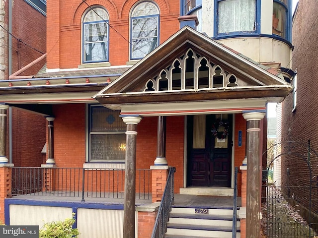 entrance to property featuring covered porch