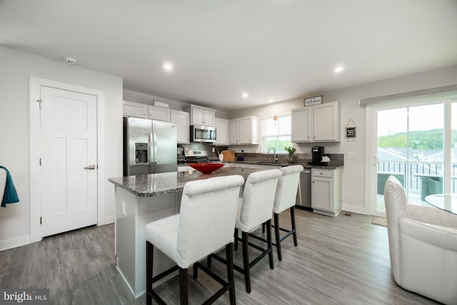 108 Zachary Way, Pottstown, PA 19464 - kitchen with stainless steel appliances, a sink, a center island, a breakfast bar area, and baseboards