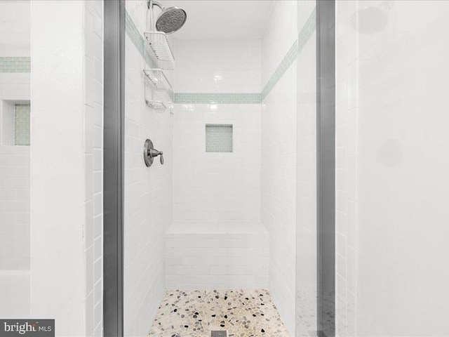 bathroom featuring a tile shower