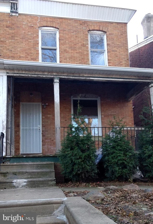 property entrance featuring a porch