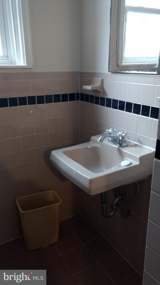 bathroom featuring tile walls, sink, and tile patterned floors