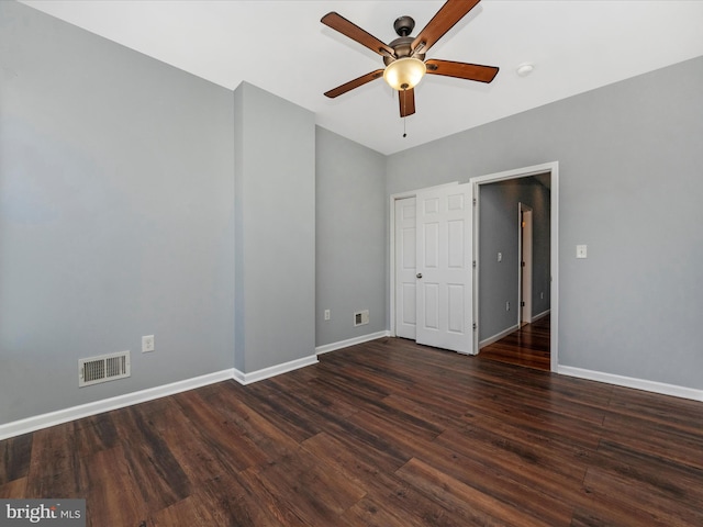 unfurnished room with dark wood-type flooring and ceiling fan