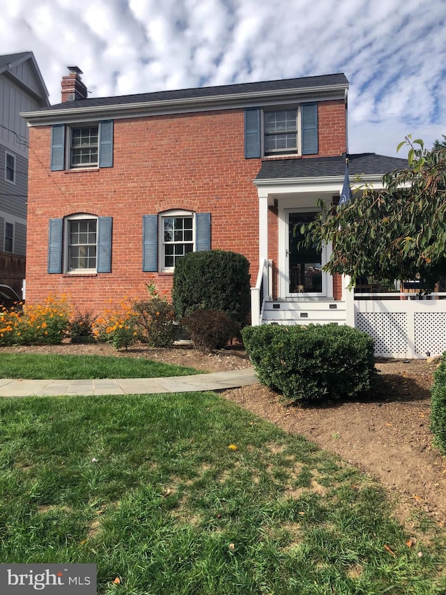 view of front of property featuring a front yard