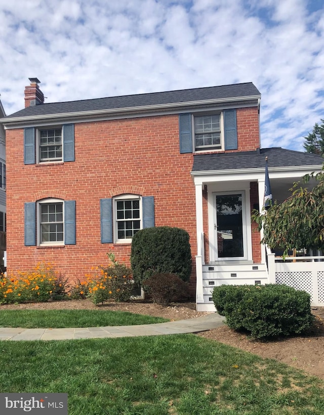 view of front of house with a front lawn