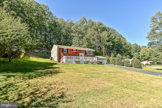 split foyer home featuring a front yard and covered porch