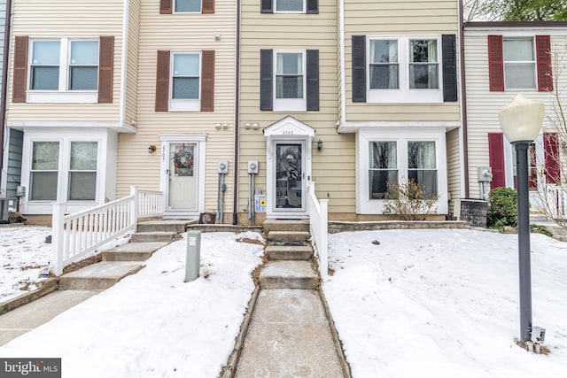 townhome / multi-family property featuring cooling unit