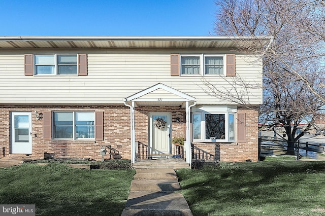 view of front of house featuring a front yard