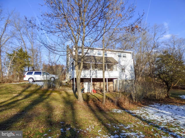 view of front facade featuring a lawn