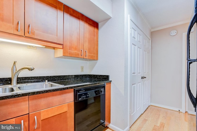 kitchen featuring sink, dark stone counters, black appliances, crown molding, and light wood-type flooring