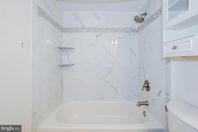 bathroom with tiled shower / bath and toilet