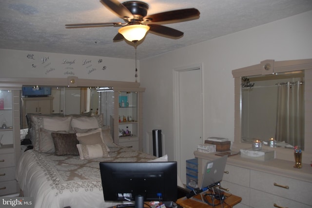 bedroom featuring ceiling fan and a textured ceiling